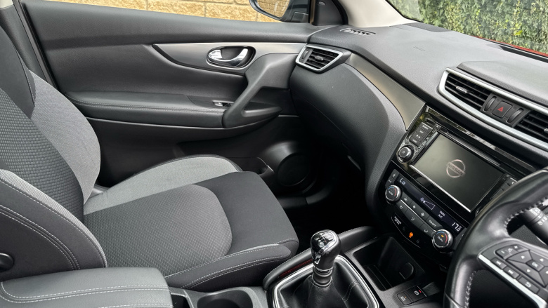 Nissan Qashqai 1.3 DiG-T N-Connecta 5dr Petrol Hatchback